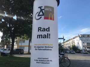 Die Rad-mal-Kampagne wird auf Litfasssäulen plakatiert.