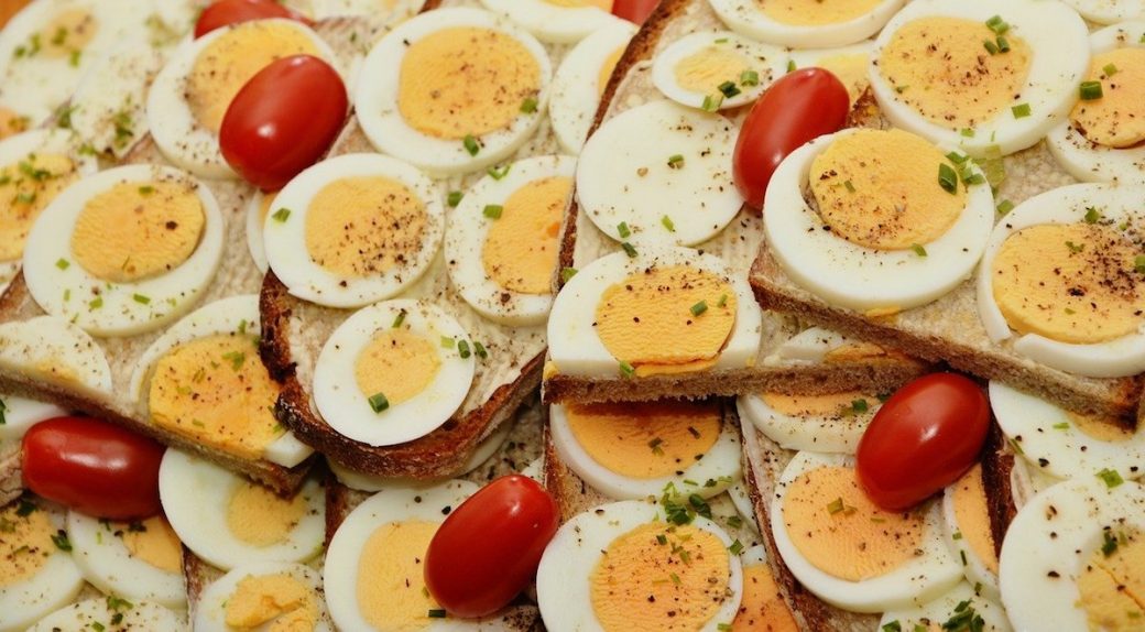 Das Bild zeigt Brote mit Ei und Tomate, um das Jubilum zu illustrieren