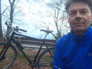 Abbildung eines Radfahrenden vor seinem Fahrrad