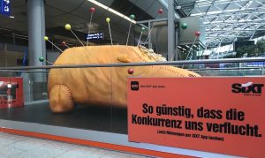 Foto des verkleideten Autos mit Voodoo-Nadeln