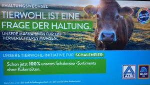 Aldi-Display mit doppeldeutigem Wortspiel zu Haltung